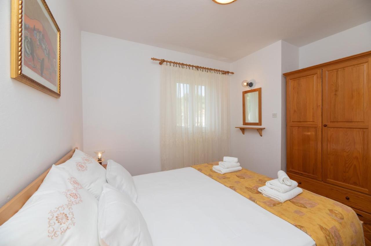 Apartments Jelena Supetar - Four Apartments - A Small House With A Private Yard - Two-Room Apartment With A Sea View - Studio Apartment - Two-Room Apartment With Garden View- Free Parking Εξωτερικό φωτογραφία