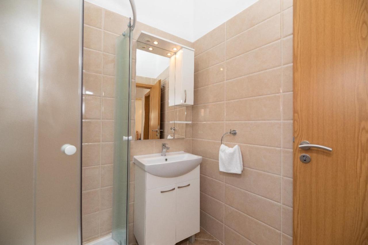 Apartments Jelena Supetar - Four Apartments - A Small House With A Private Yard - Two-Room Apartment With A Sea View - Studio Apartment - Two-Room Apartment With Garden View- Free Parking Εξωτερικό φωτογραφία