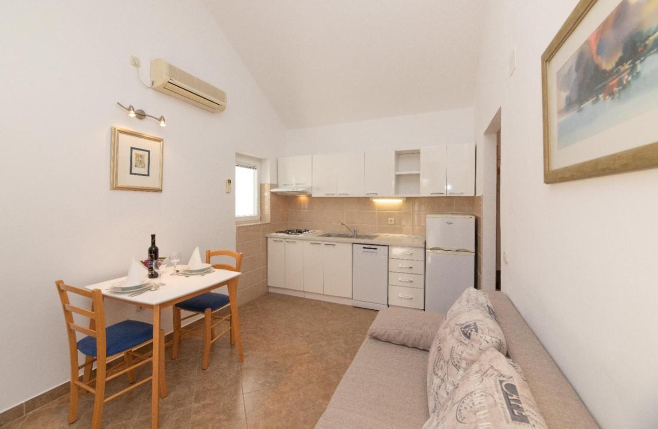 Apartments Jelena Supetar - Four Apartments - A Small House With A Private Yard - Two-Room Apartment With A Sea View - Studio Apartment - Two-Room Apartment With Garden View- Free Parking Εξωτερικό φωτογραφία