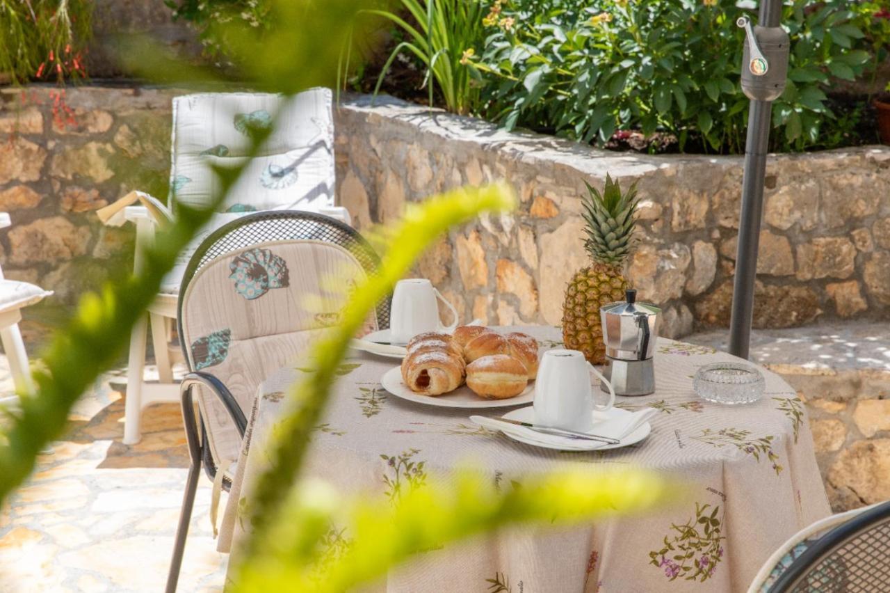 Apartments Jelena Supetar - Four Apartments - A Small House With A Private Yard - Two-Room Apartment With A Sea View - Studio Apartment - Two-Room Apartment With Garden View- Free Parking Εξωτερικό φωτογραφία