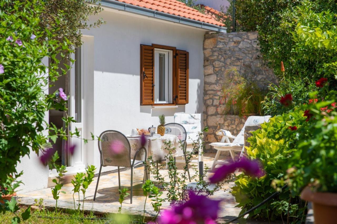 Apartments Jelena Supetar - Four Apartments - A Small House With A Private Yard - Two-Room Apartment With A Sea View - Studio Apartment - Two-Room Apartment With Garden View- Free Parking Εξωτερικό φωτογραφία