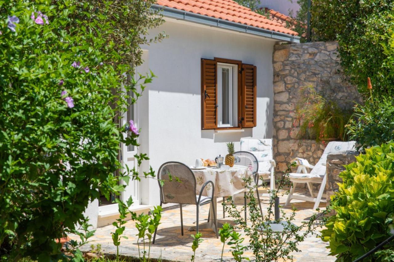Apartments Jelena Supetar - Four Apartments - A Small House With A Private Yard - Two-Room Apartment With A Sea View - Studio Apartment - Two-Room Apartment With Garden View- Free Parking Εξωτερικό φωτογραφία