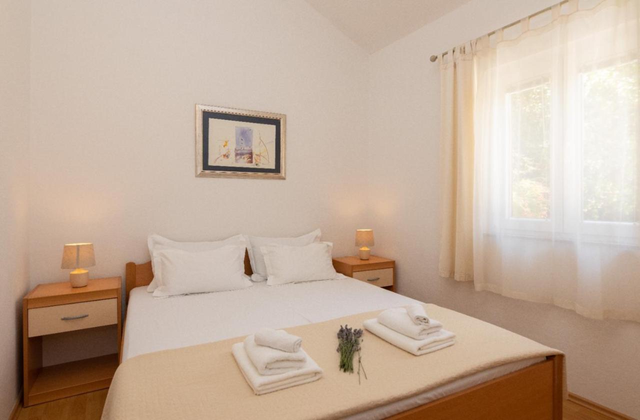 Apartments Jelena Supetar - Four Apartments - A Small House With A Private Yard - Two-Room Apartment With A Sea View - Studio Apartment - Two-Room Apartment With Garden View- Free Parking Εξωτερικό φωτογραφία
