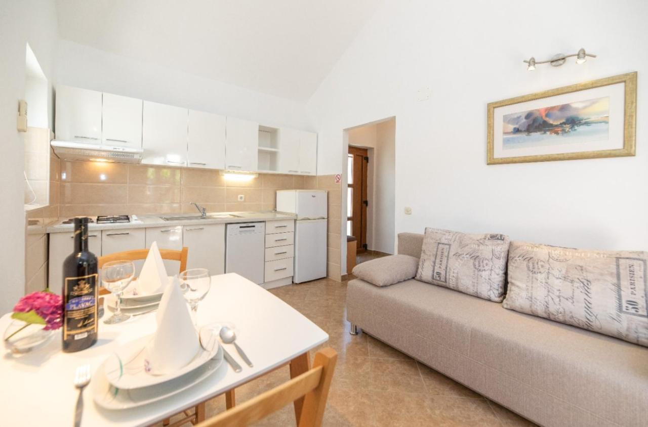 Apartments Jelena Supetar - Four Apartments - A Small House With A Private Yard - Two-Room Apartment With A Sea View - Studio Apartment - Two-Room Apartment With Garden View- Free Parking Εξωτερικό φωτογραφία