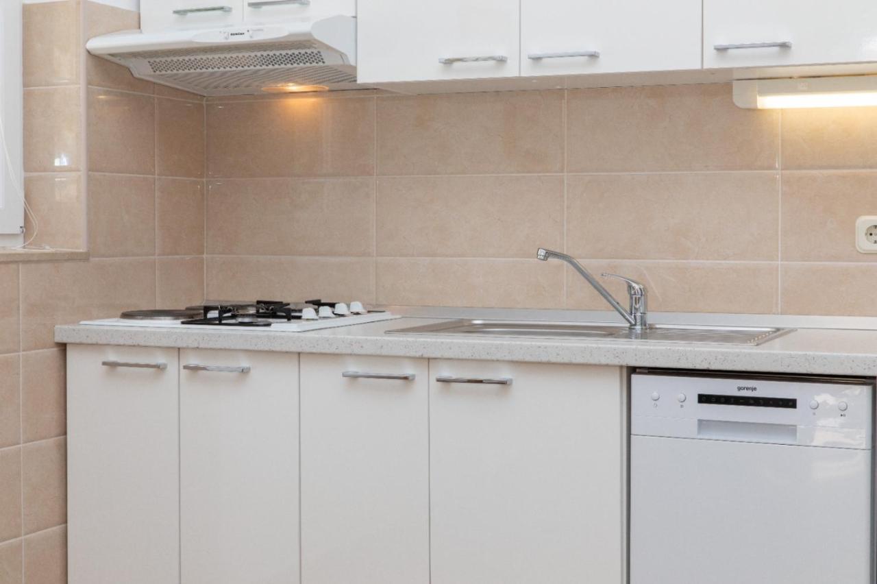 Apartments Jelena Supetar - Four Apartments - A Small House With A Private Yard - Two-Room Apartment With A Sea View - Studio Apartment - Two-Room Apartment With Garden View- Free Parking Εξωτερικό φωτογραφία