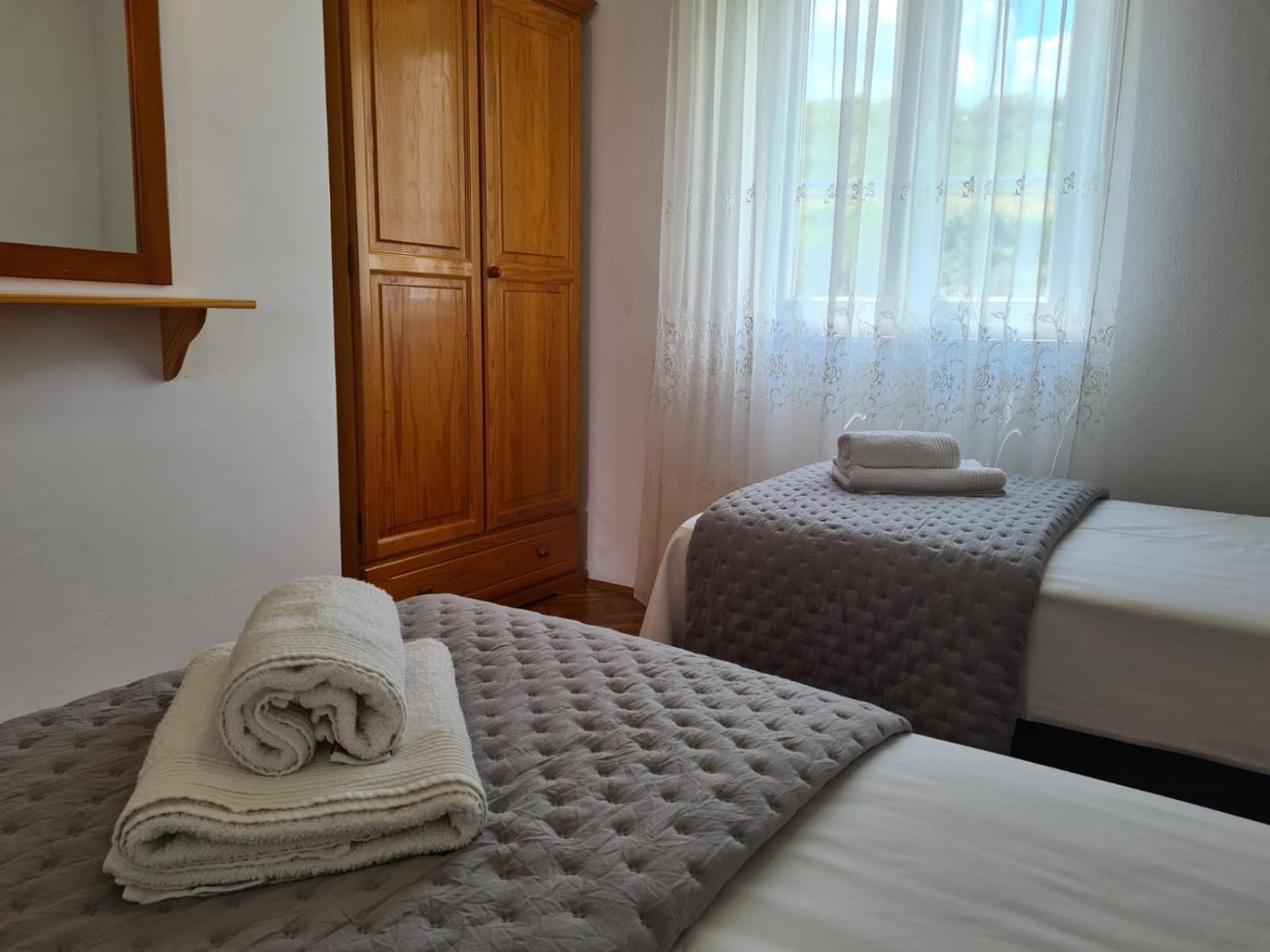 Apartments Jelena Supetar - Four Apartments - A Small House With A Private Yard - Two-Room Apartment With A Sea View - Studio Apartment - Two-Room Apartment With Garden View- Free Parking Εξωτερικό φωτογραφία