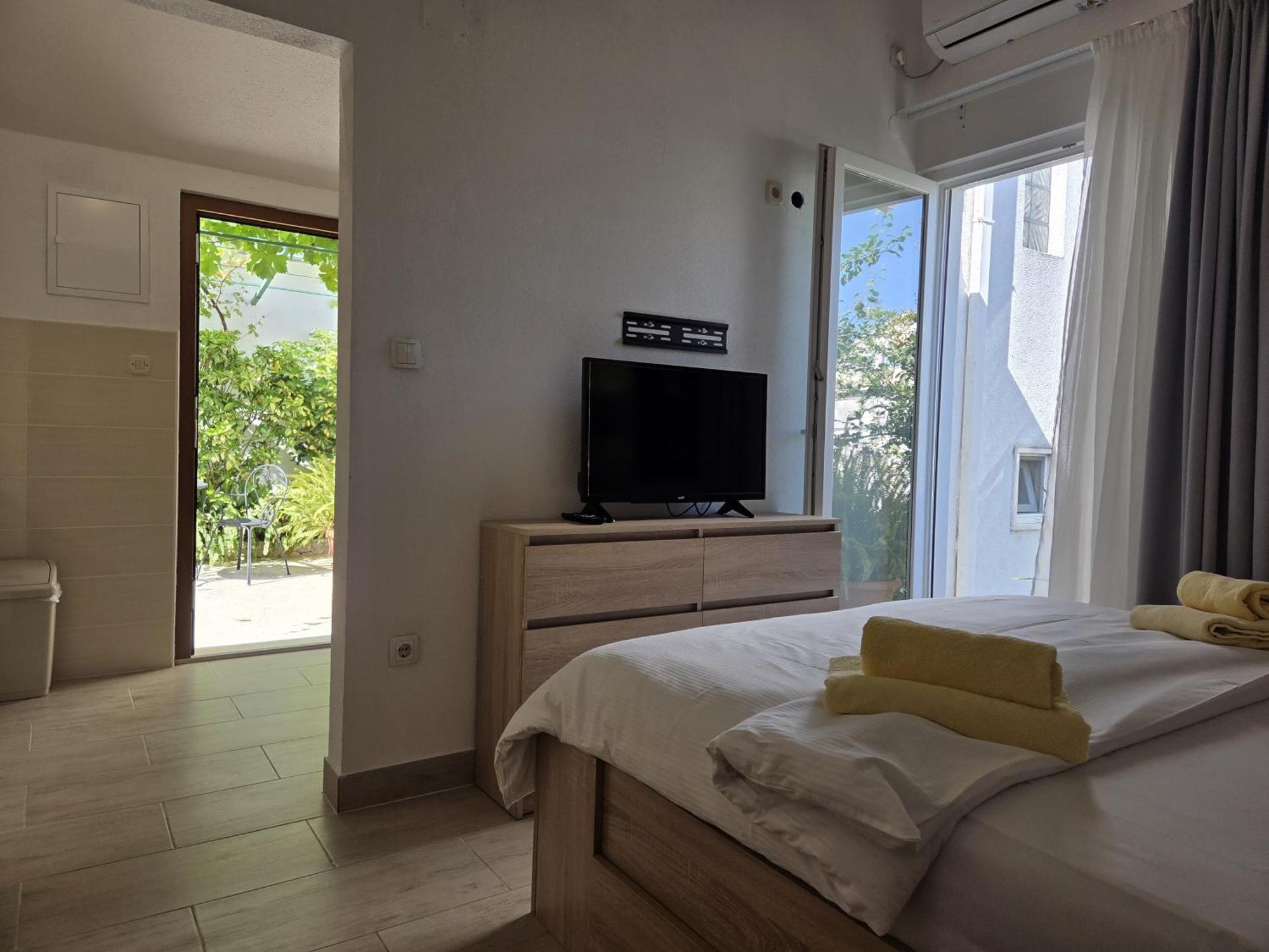 Apartments Jelena Supetar - Four Apartments - A Small House With A Private Yard - Two-Room Apartment With A Sea View - Studio Apartment - Two-Room Apartment With Garden View- Free Parking Εξωτερικό φωτογραφία